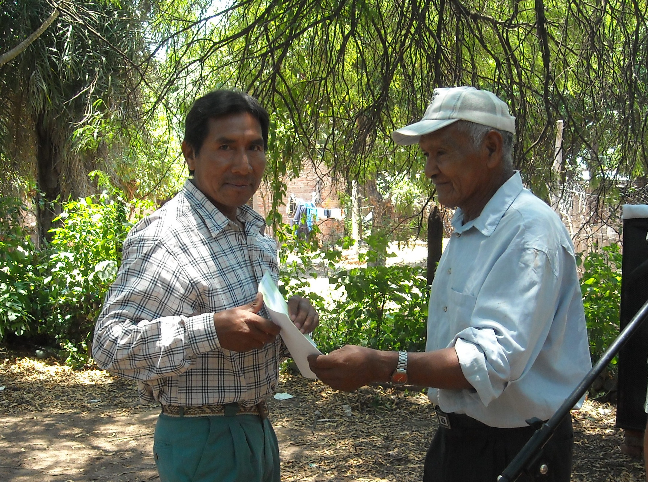 Entrega diplomas 2011. Francisco López (Pastor Tres Pozos) y Paulino Ruiz