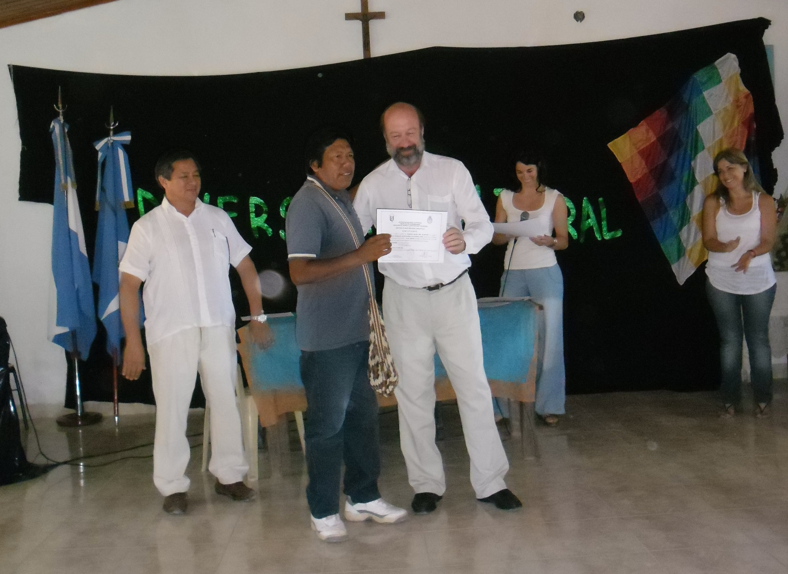 Entrega diplomas 2012. Prof. Augusto Parmetler (Decano Humanidades UNaF) y Severiano Bonilla (SERVIJUPI)