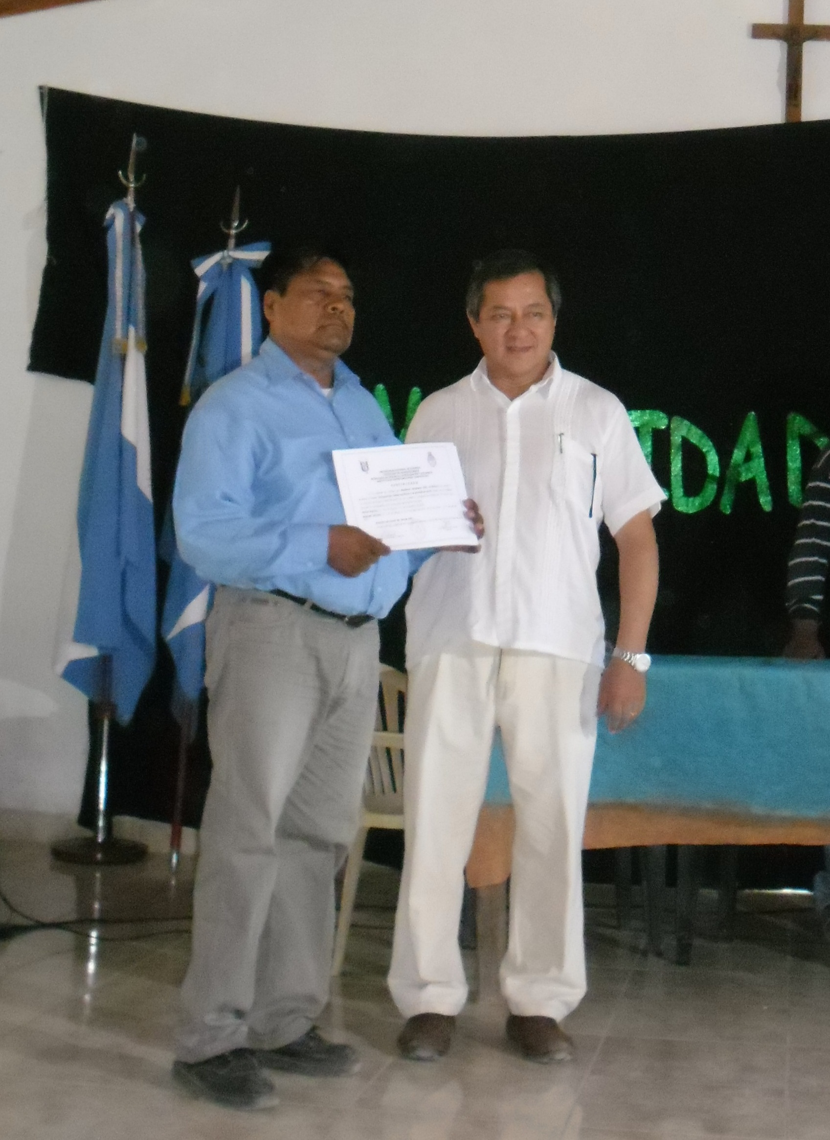 Entrega diplomas 2012. Ing.Martín Romano (Rector UNaF) y Bonifacio Pasacana (MEMA Esc.328)